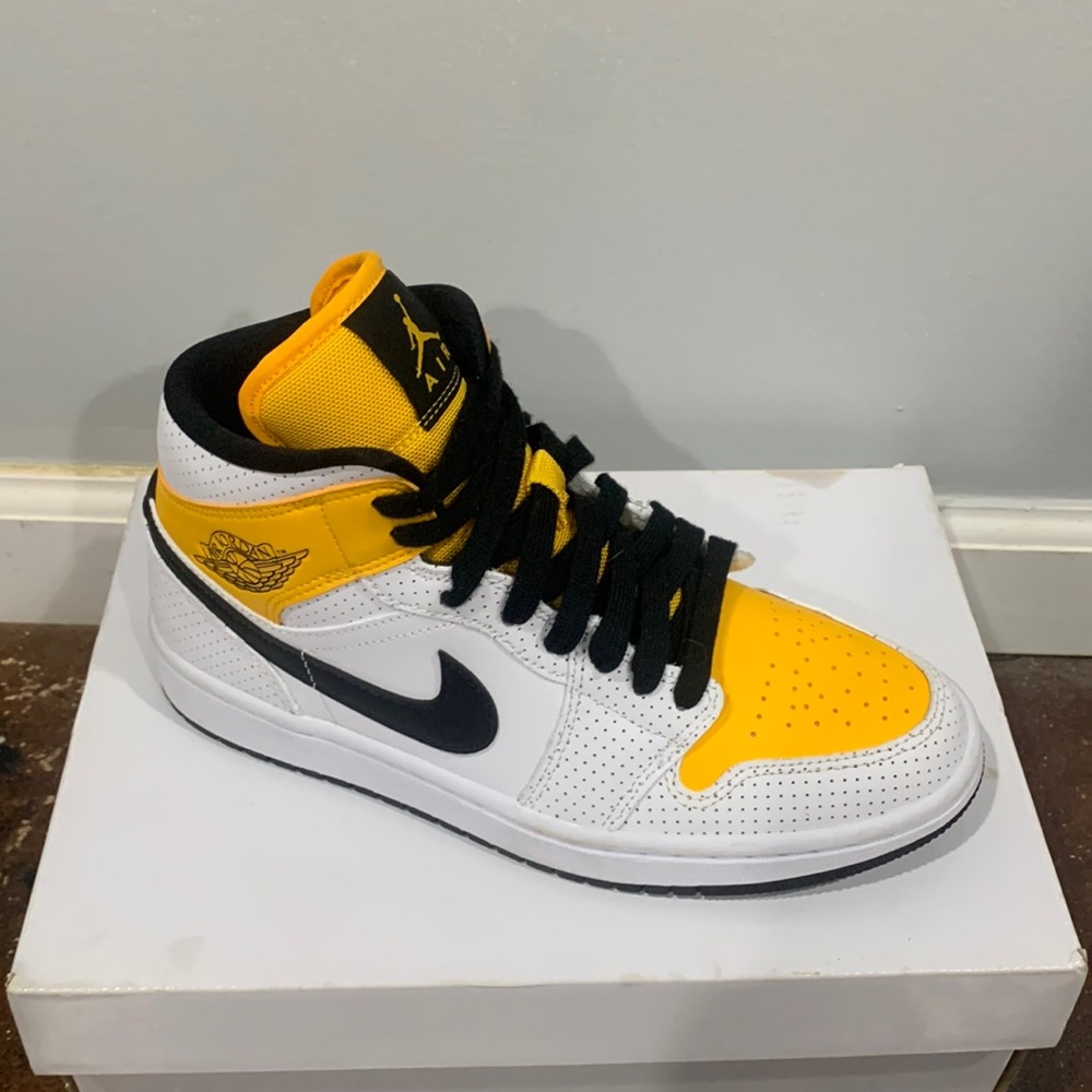 Nike Jordan 1 University Gold